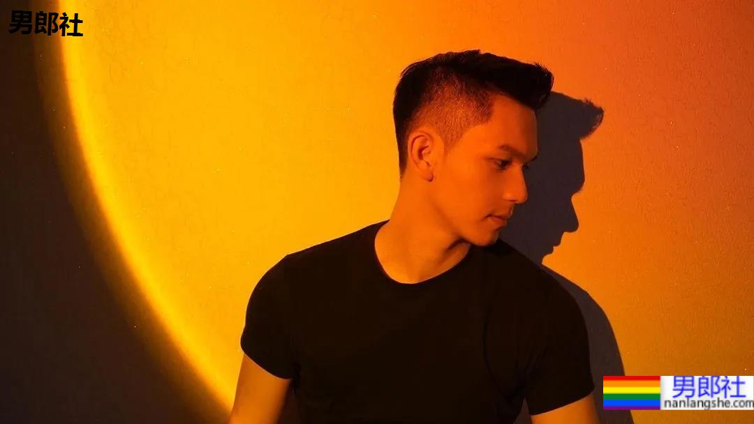 楼梯间自拍的正装小哥，拔掉这衬衫后这长腿发育太好了！ - 51虹马