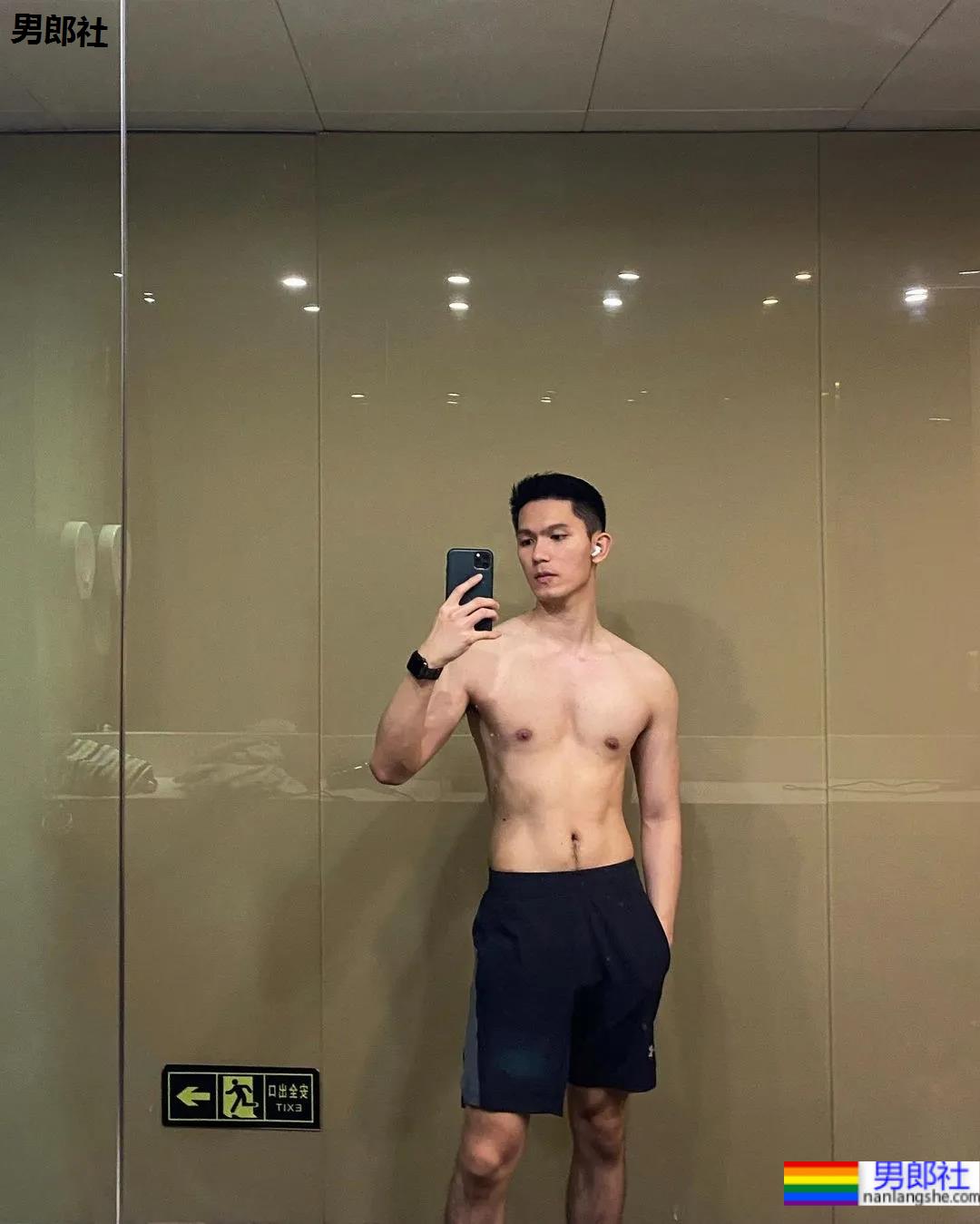 楼梯间自拍的正装小哥，拔掉这衬衫后这长腿发育太好了！ - 51虹马