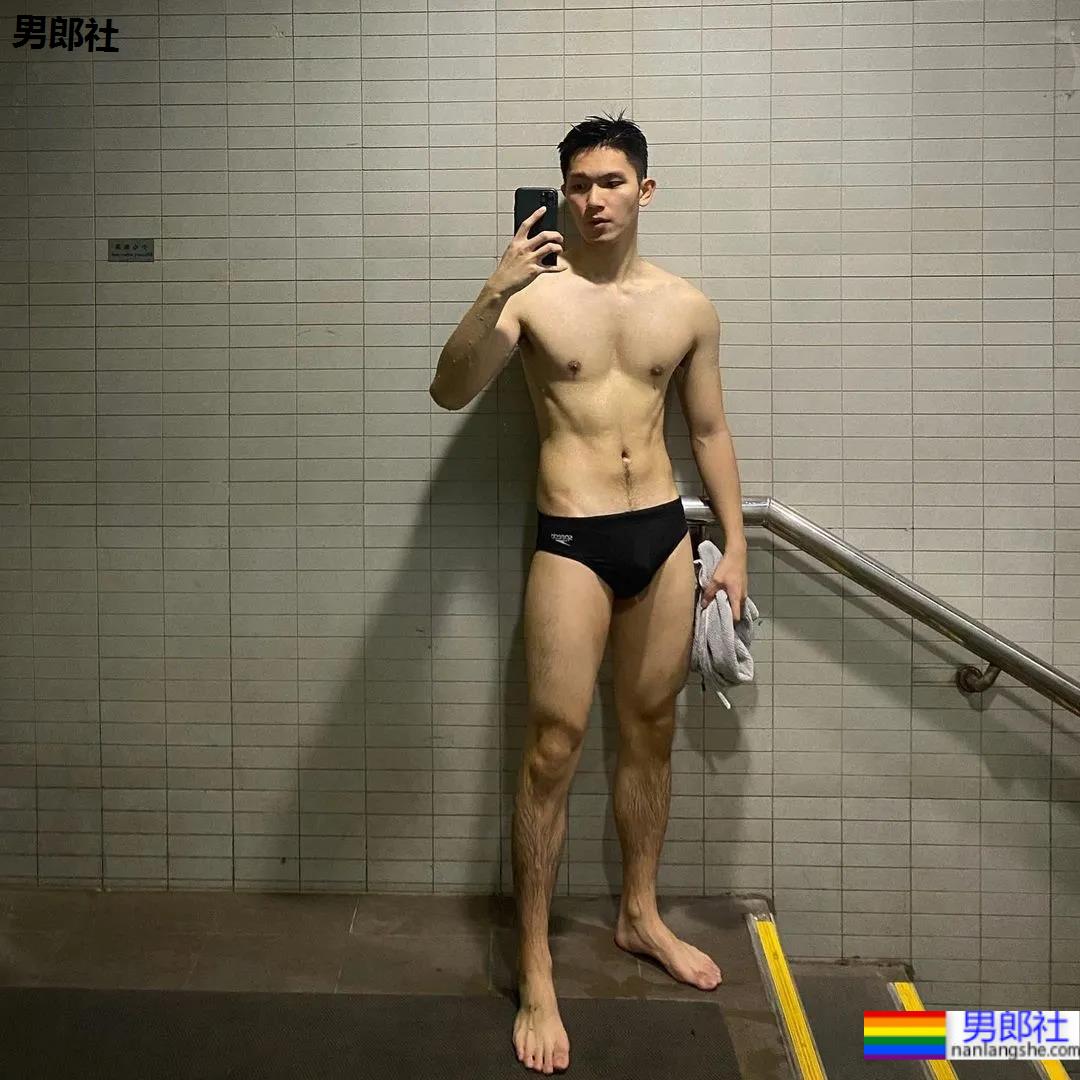 楼梯间自拍的正装小哥，拔掉这衬衫后这长腿发育太好了！ - 51虹马