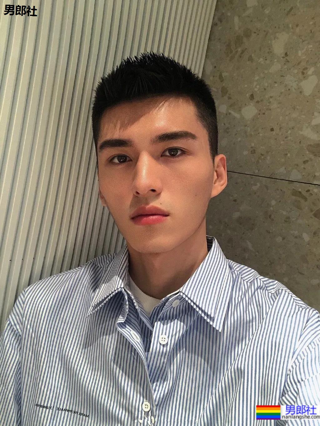 寸头高帅腹肌小狼狗爱自拍，这张脸也太可了吧！-51虹马