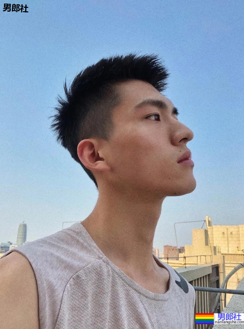 寸头高帅腹肌小狼狗爱自拍，这张脸也太可了吧！ - 51虹马