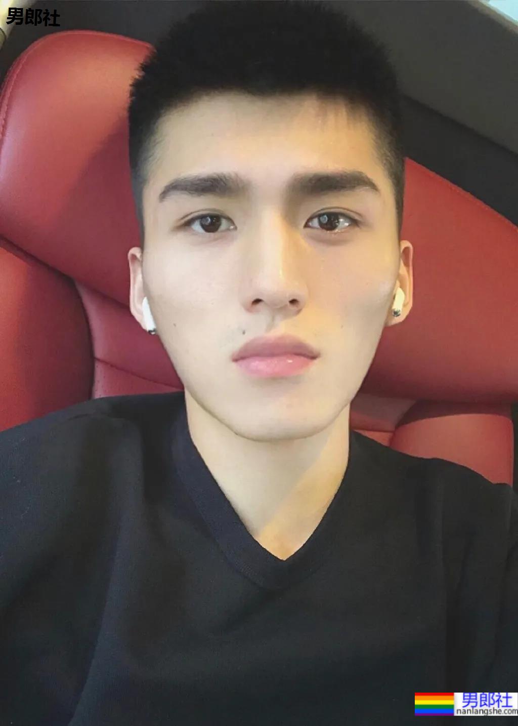 寸头高帅腹肌小狼狗爱自拍，这张脸也太可了吧！ - 51虹马