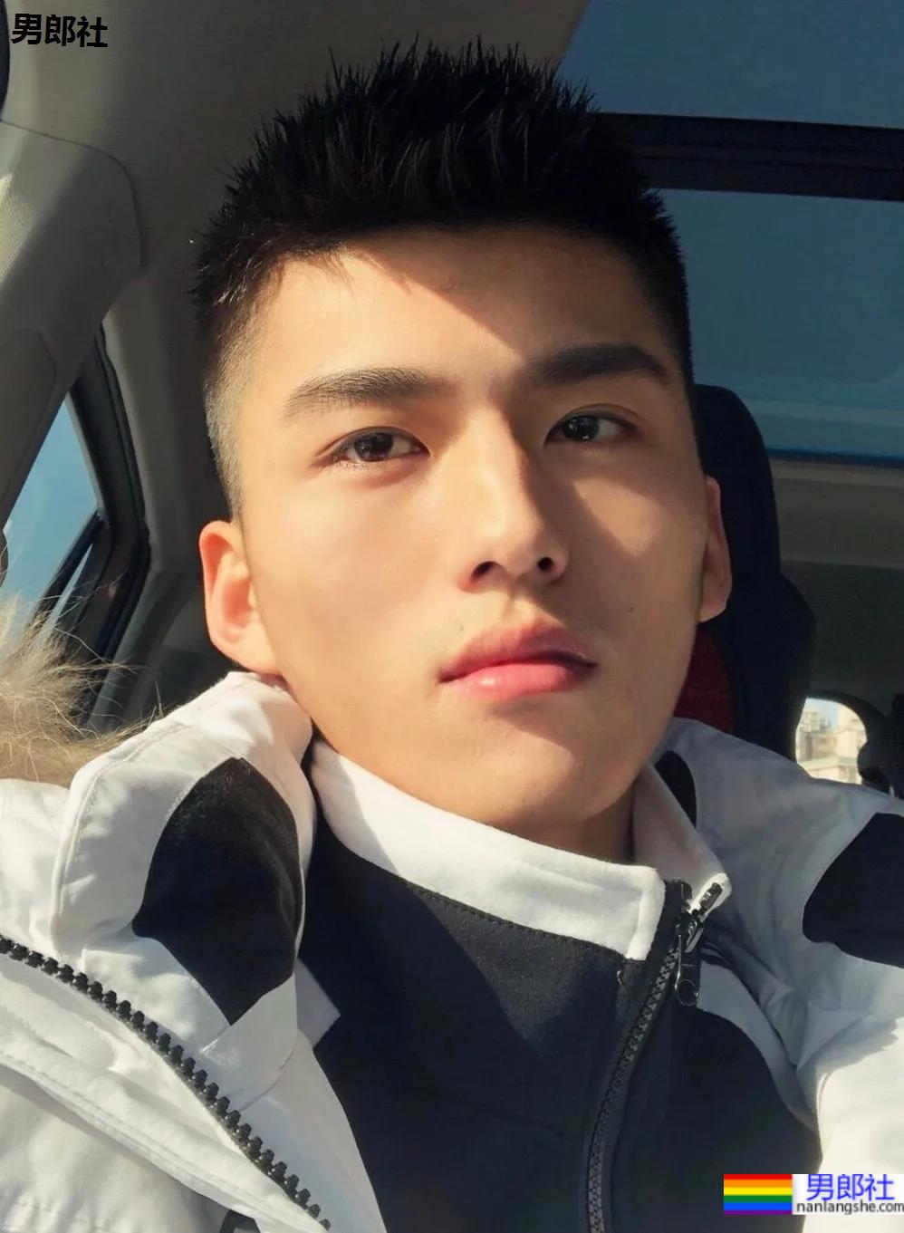 寸头高帅腹肌小狼狗爱自拍，这张脸也太可了吧！ - 51虹马