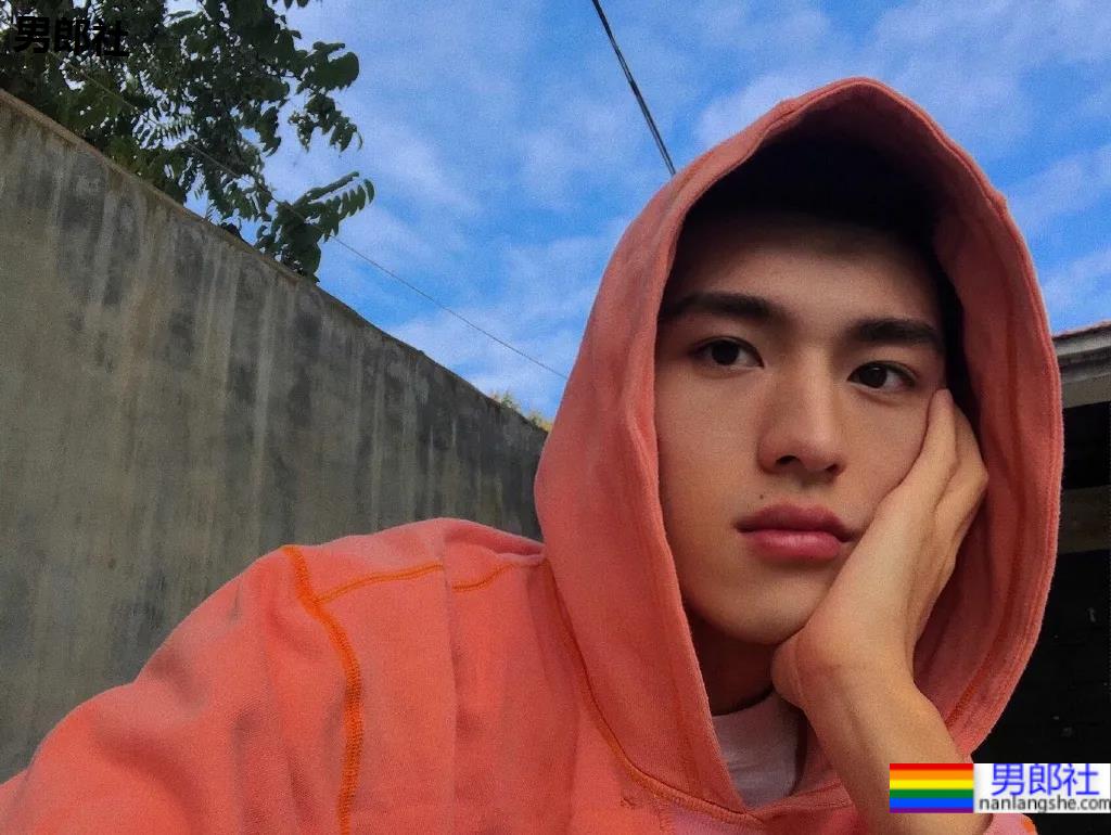 寸头高帅腹肌小狼狗爱自拍，这张脸也太可了吧！ - 51虹马