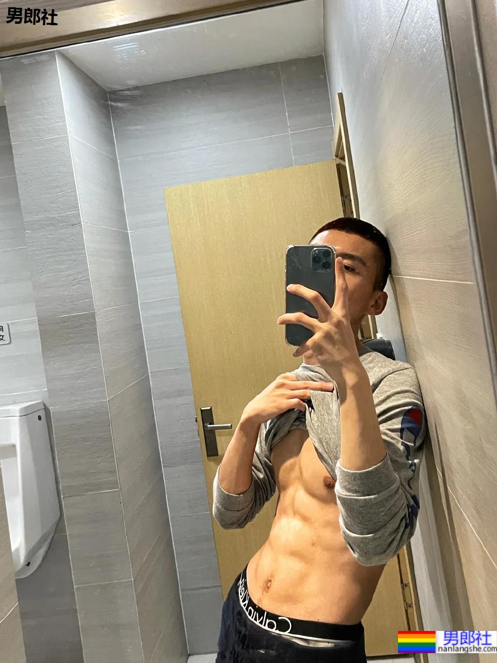 寸头高帅腹肌小狼狗爱自拍，这张脸也太可了吧！ - 51虹马