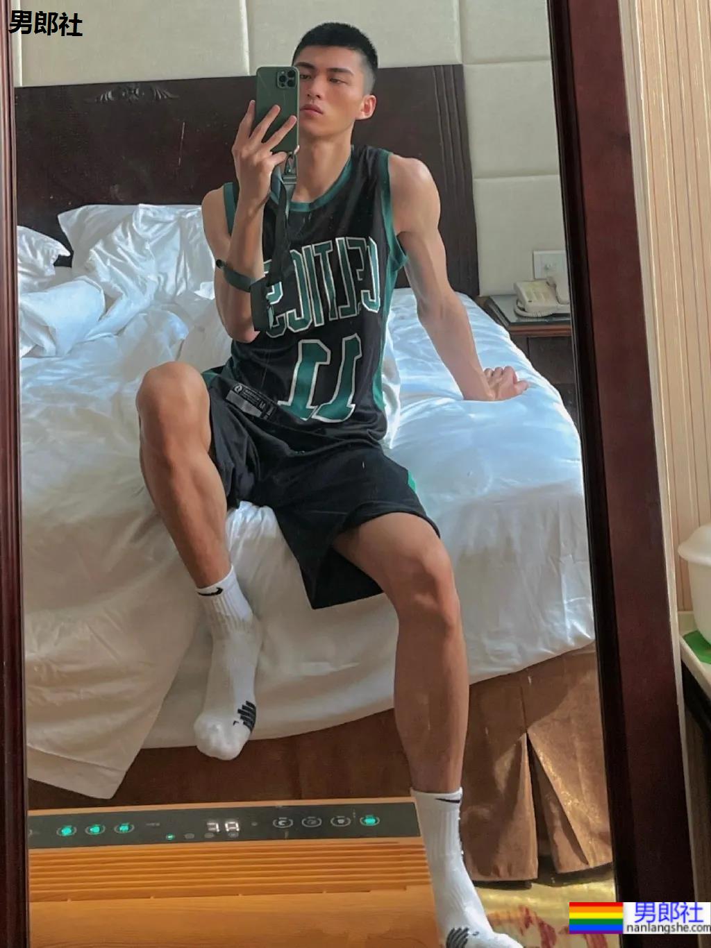 寸头高帅腹肌小狼狗爱自拍，这张脸也太可了吧！ - 51虹马