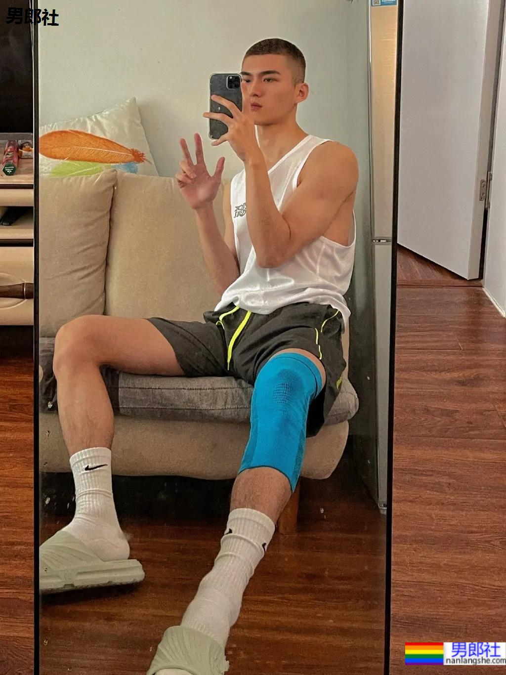 寸头高帅腹肌小狼狗爱自拍，这张脸也太可了吧！ - 51虹马