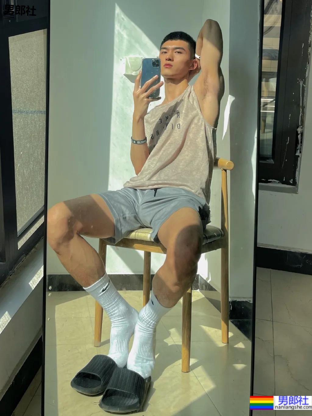 寸头高帅腹肌小狼狗爱自拍，这张脸也太可了吧！ - 51虹马