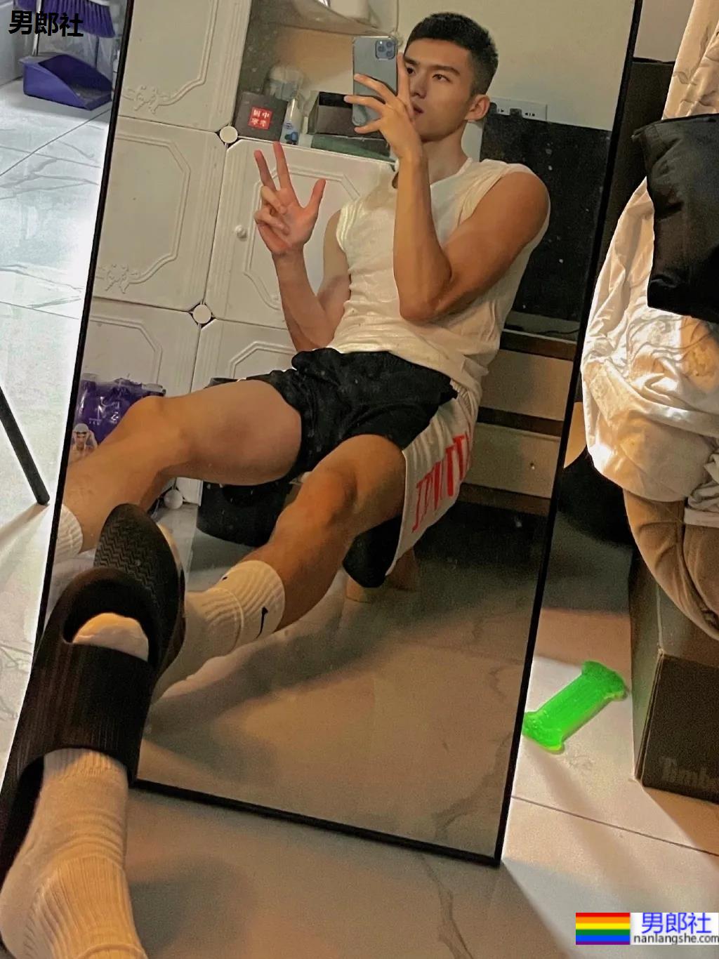 寸头高帅腹肌小狼狗爱自拍，这张脸也太可了吧！ - 51虹马