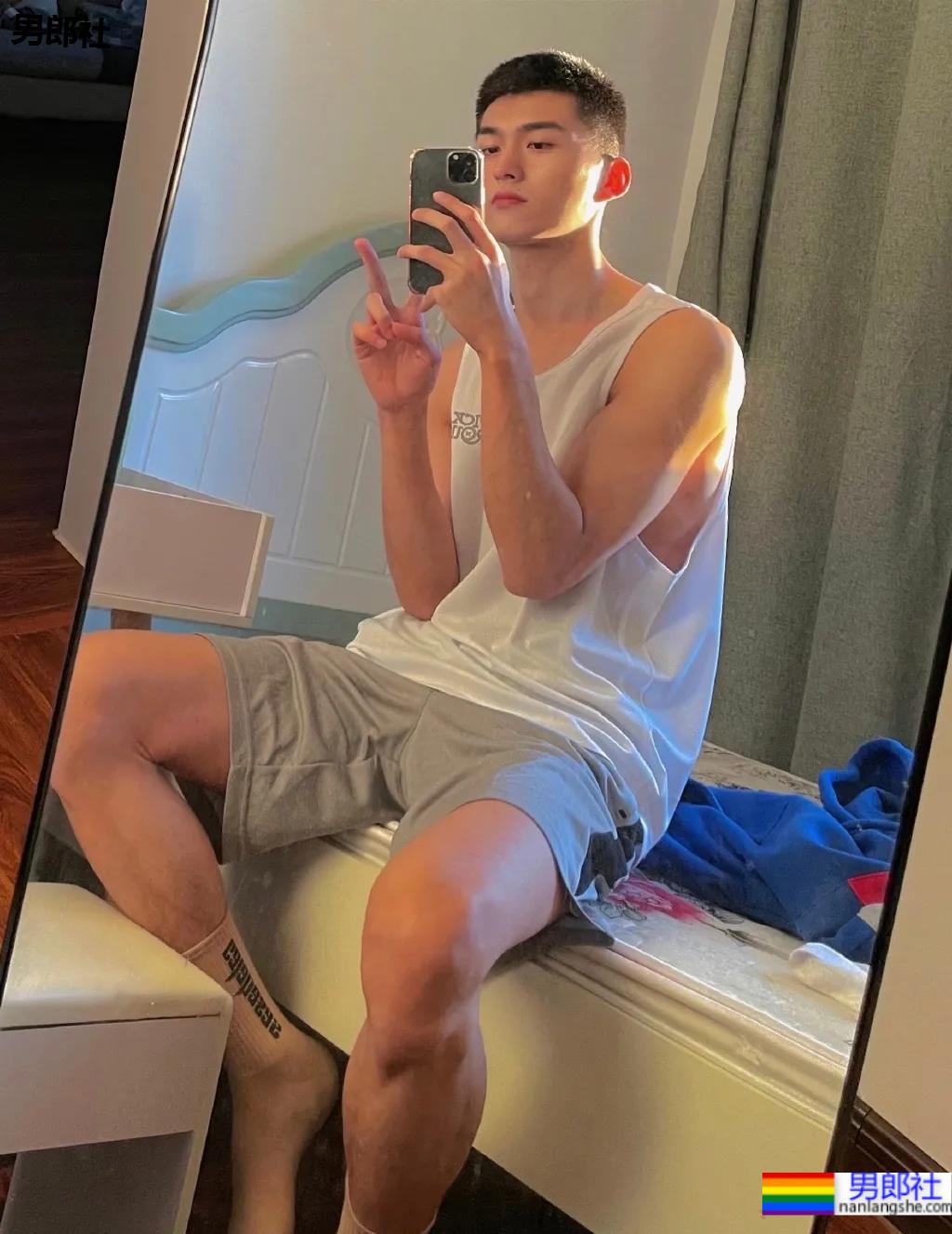 寸头高帅腹肌小狼狗爱自拍，这张脸也太可了吧！ - 51虹马