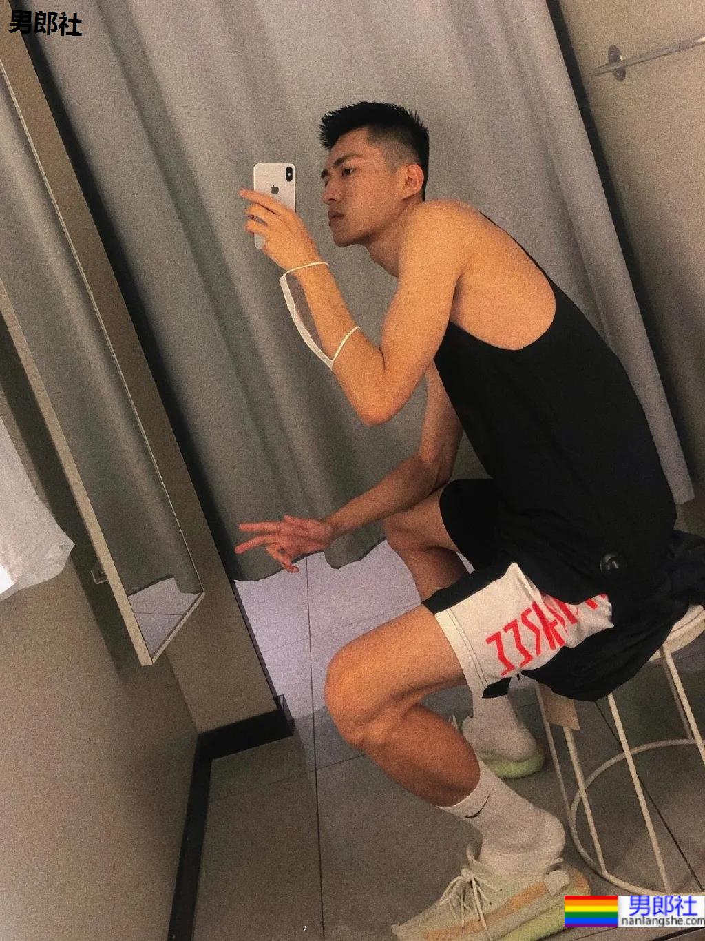 寸头高帅腹肌小狼狗爱自拍，这张脸也太可了吧！ - 51虹马