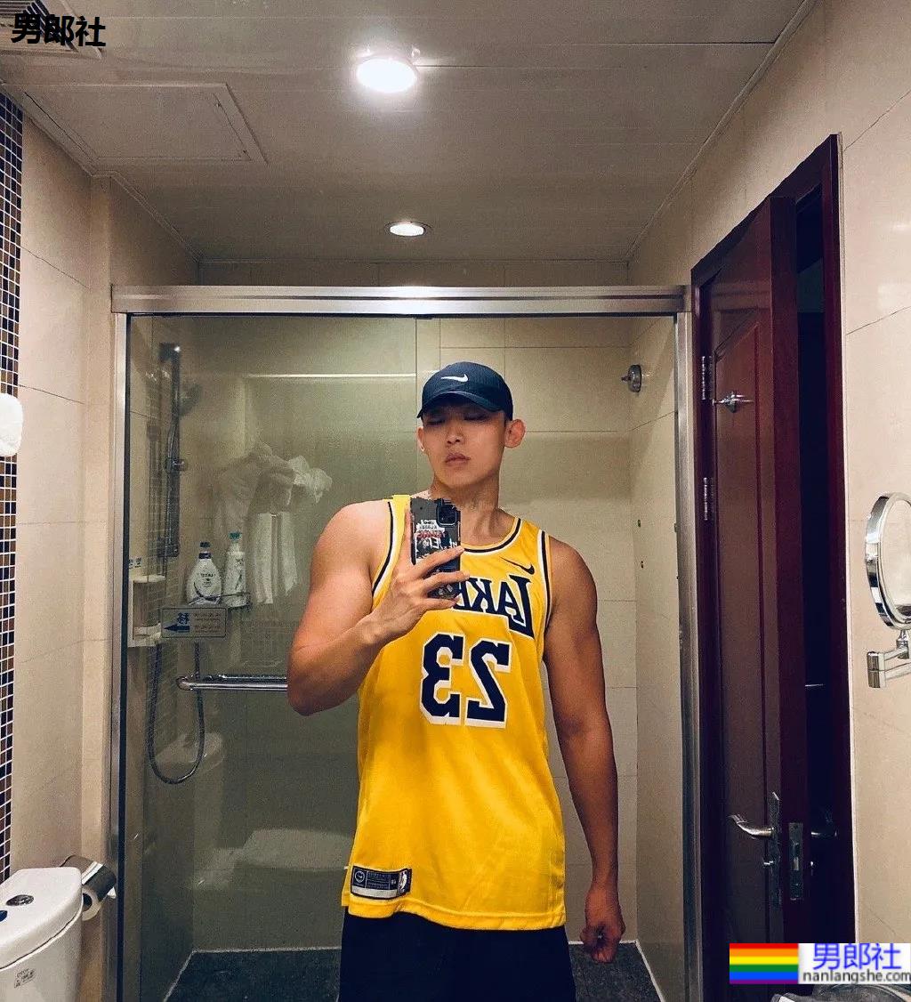 184寸头体育生穿球服自拍照火了,颜高条顺的肌肉空少,这谁抵得住? - 51虹马 184寸头体育生穿球服自拍照火了,颜高条顺的肌肉空少,这谁抵得住? - 51虹马