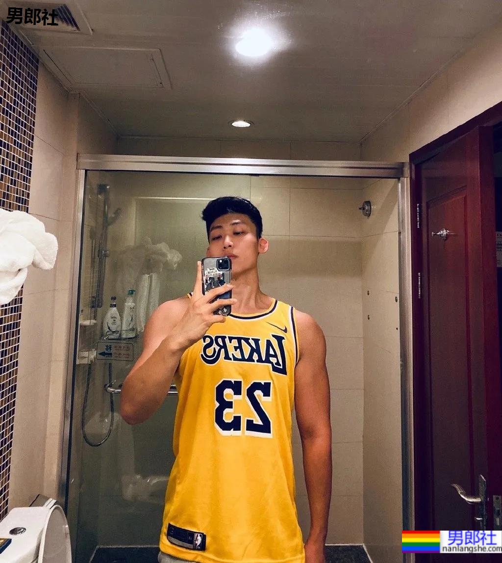 184寸头体育生穿球服自拍照火了,颜高条顺的肌肉空少,这谁抵得住? - 51虹马 184寸头体育生穿球服自拍照火了,颜高条顺的肌肉空少,这谁抵得住? - 51虹马