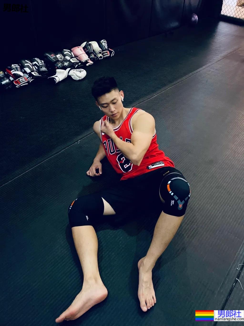 184寸头体育生穿球服自拍照火了,颜高条顺的肌肉空少,这谁抵得住? - 51虹马 184寸头体育生穿球服自拍照火了,颜高条顺的肌肉空少,这谁抵得住? - 51虹马