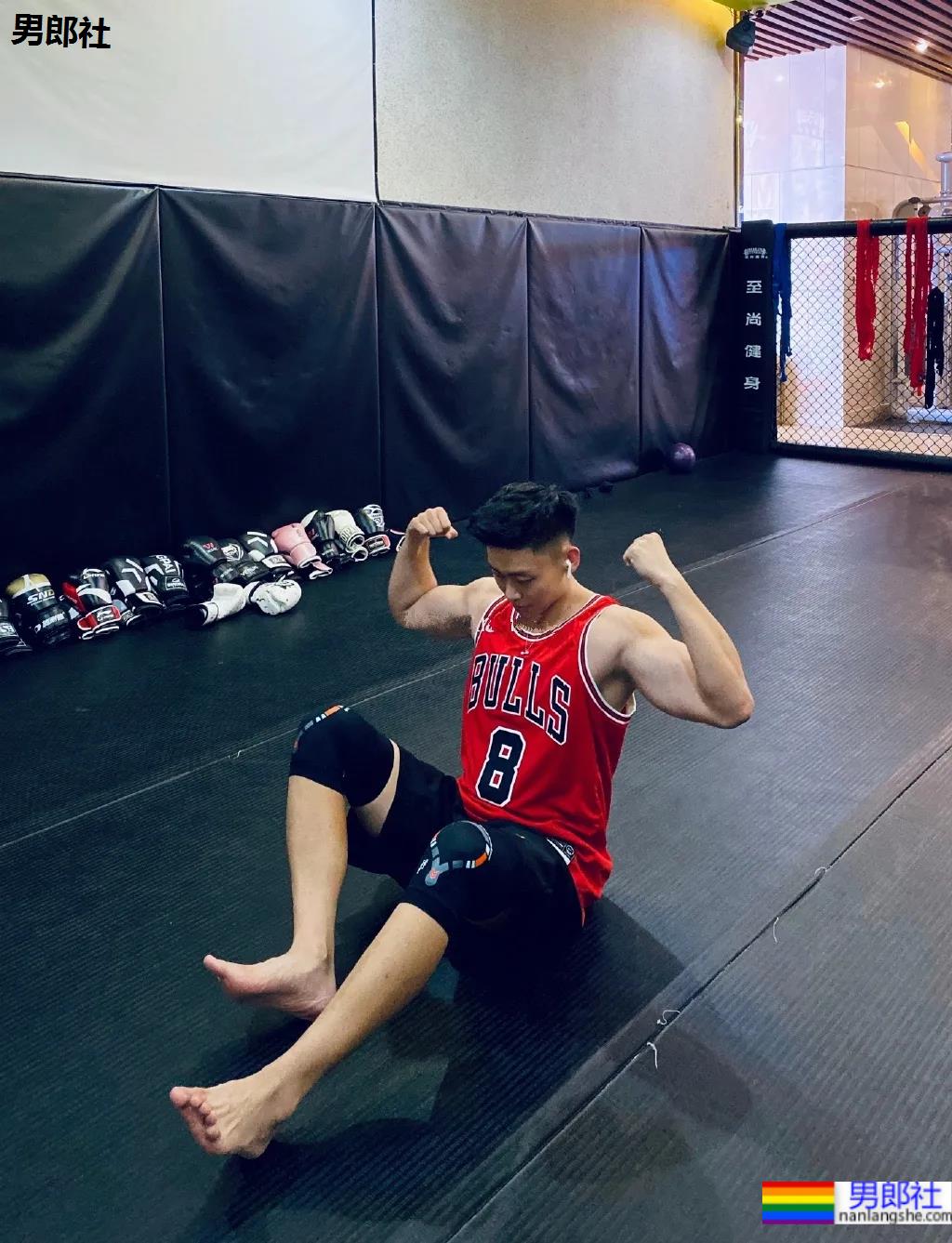 184寸头体育生穿球服自拍照火了,颜高条顺的肌肉空少,这谁抵得住? - 51虹马 184寸头体育生穿球服自拍照火了,颜高条顺的肌肉空少,这谁抵得住? - 51虹马