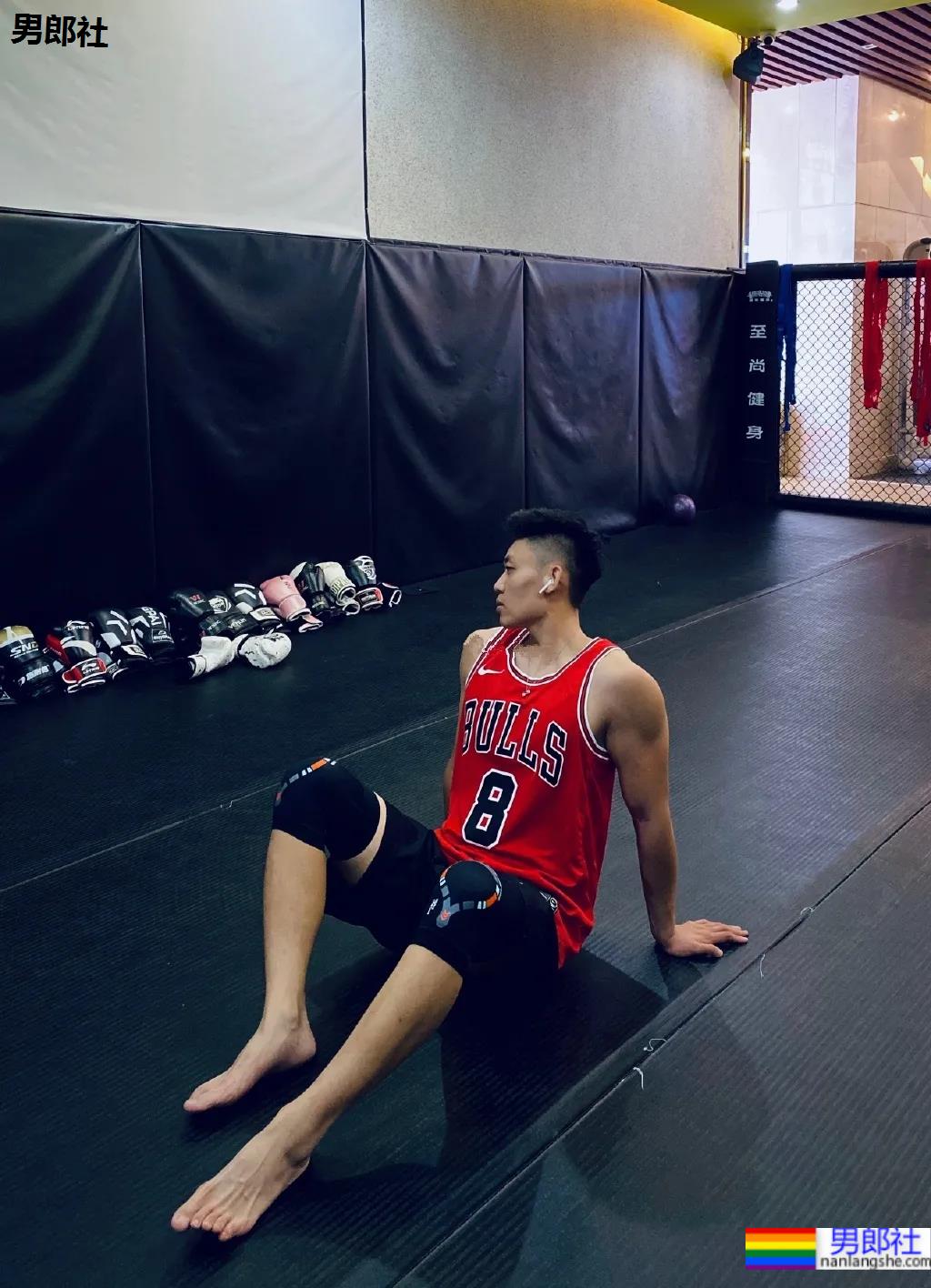 184寸头体育生穿球服自拍照火了,颜高条顺的肌肉空少,这谁抵得住? - 51虹马 184寸头体育生穿球服自拍照火了,颜高条顺的肌肉空少,这谁抵得住? - 51虹马