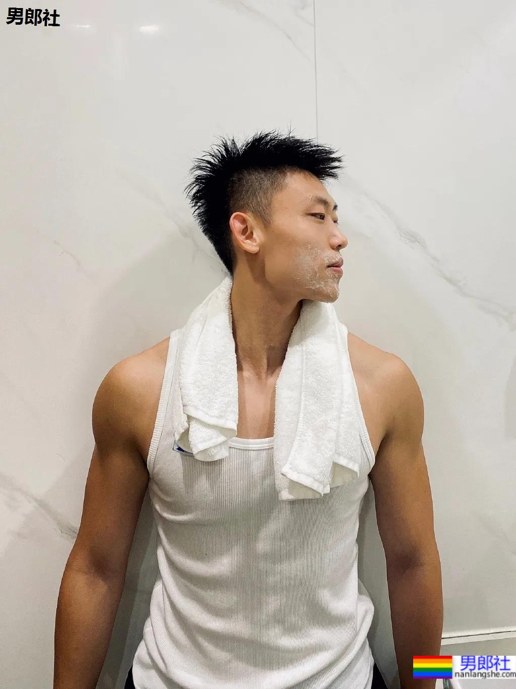 184寸头体育生穿球服自拍照火了,颜高条顺的肌肉空少,这谁抵得住? - 51虹马 184寸头体育生穿球服自拍照火了,颜高条顺的肌肉空少,这谁抵得住? - 51虹马