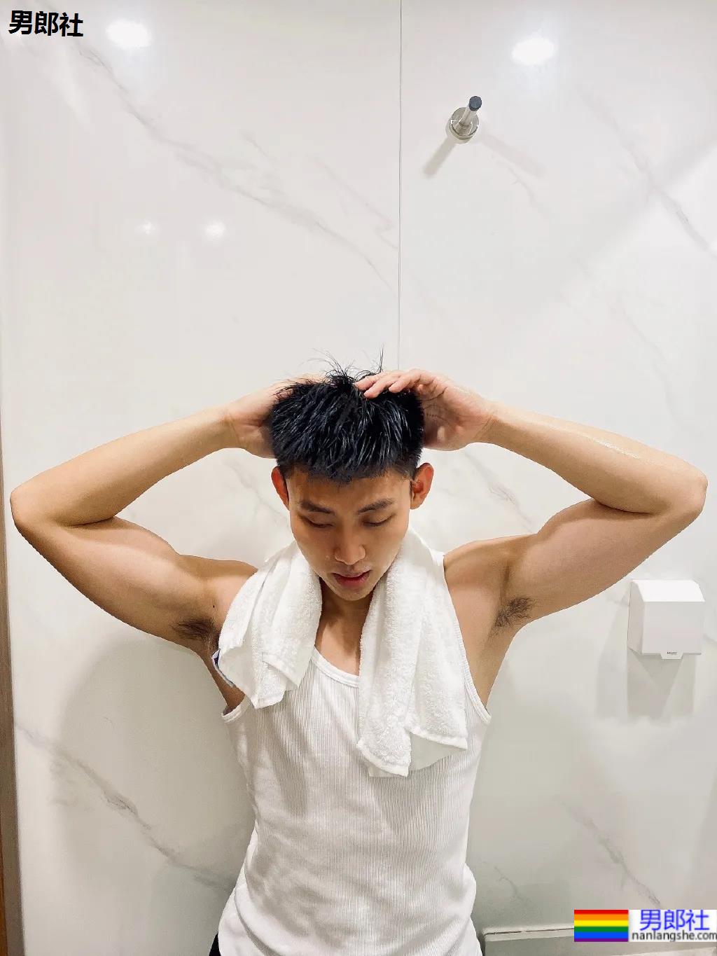 184寸头体育生穿球服自拍照火了,颜高条顺的肌肉空少,这谁抵得住? - 51虹马 184寸头体育生穿球服自拍照火了,颜高条顺的肌肉空少,这谁抵得住? - 51虹马