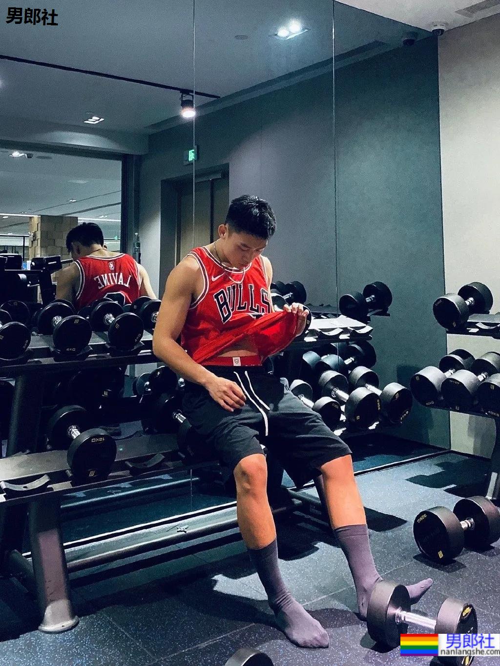 184寸头体育生穿球服自拍照火了,颜高条顺的肌肉空少,这谁抵得住? - 51虹马 184寸头体育生穿球服自拍照火了,颜高条顺的肌肉空少,这谁抵得住? - 51虹马