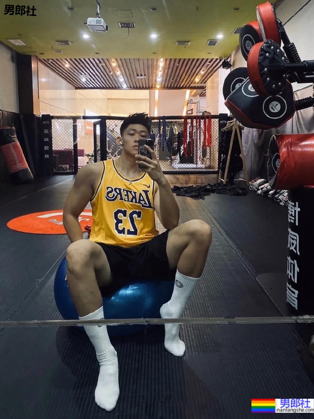 184寸头体育生穿球服自拍照火了,颜高条顺的肌肉空少,这谁抵得住? - 51虹马 184寸头体育生穿球服自拍照火了,颜高条顺的肌肉空少,这谁抵得住? - 51虹马