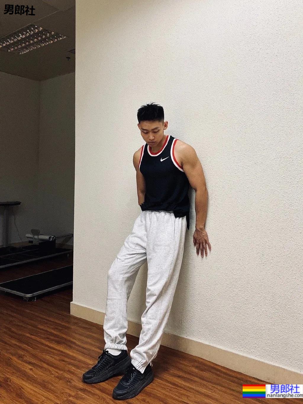 184寸头体育生穿球服自拍照火了,颜高条顺的肌肉空少,这谁抵得住? - 51虹马 184寸头体育生穿球服自拍照火了,颜高条顺的肌肉空少,这谁抵得住? - 51虹马