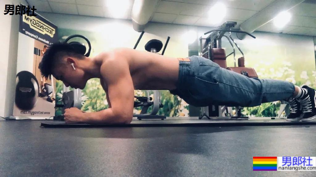 184寸头体育生穿球服自拍照火了,颜高条顺的肌肉空少,这谁抵得住? - 51虹马 184寸头体育生穿球服自拍照火了,颜高条顺的肌肉空少,这谁抵得住? - 51虹马