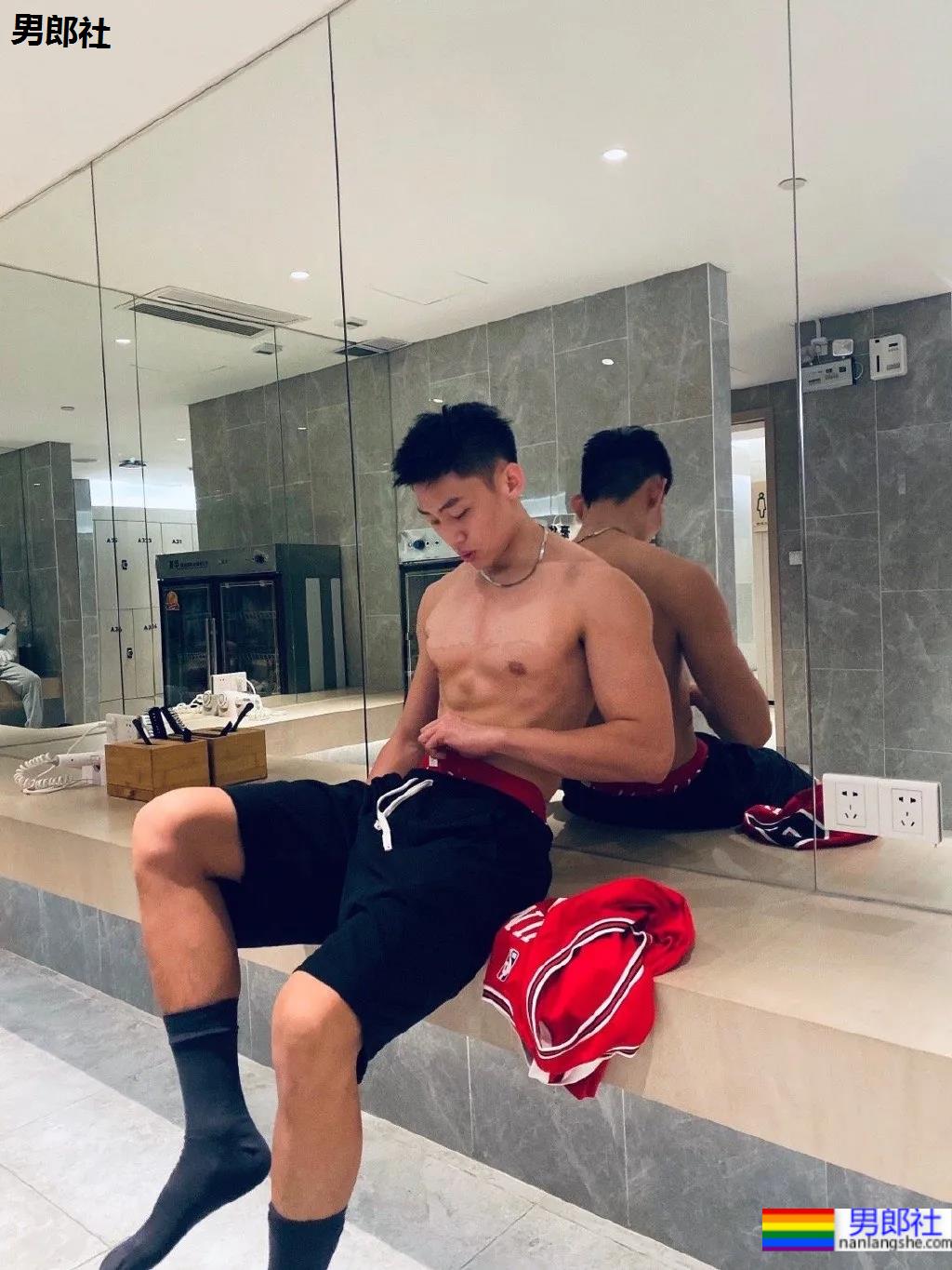 184寸头体育生穿球服自拍照火了,颜高条顺的肌肉空少,这谁抵得住? - 51虹马 184寸头体育生穿球服自拍照火了,颜高条顺的肌肉空少,这谁抵得住? - 51虹马