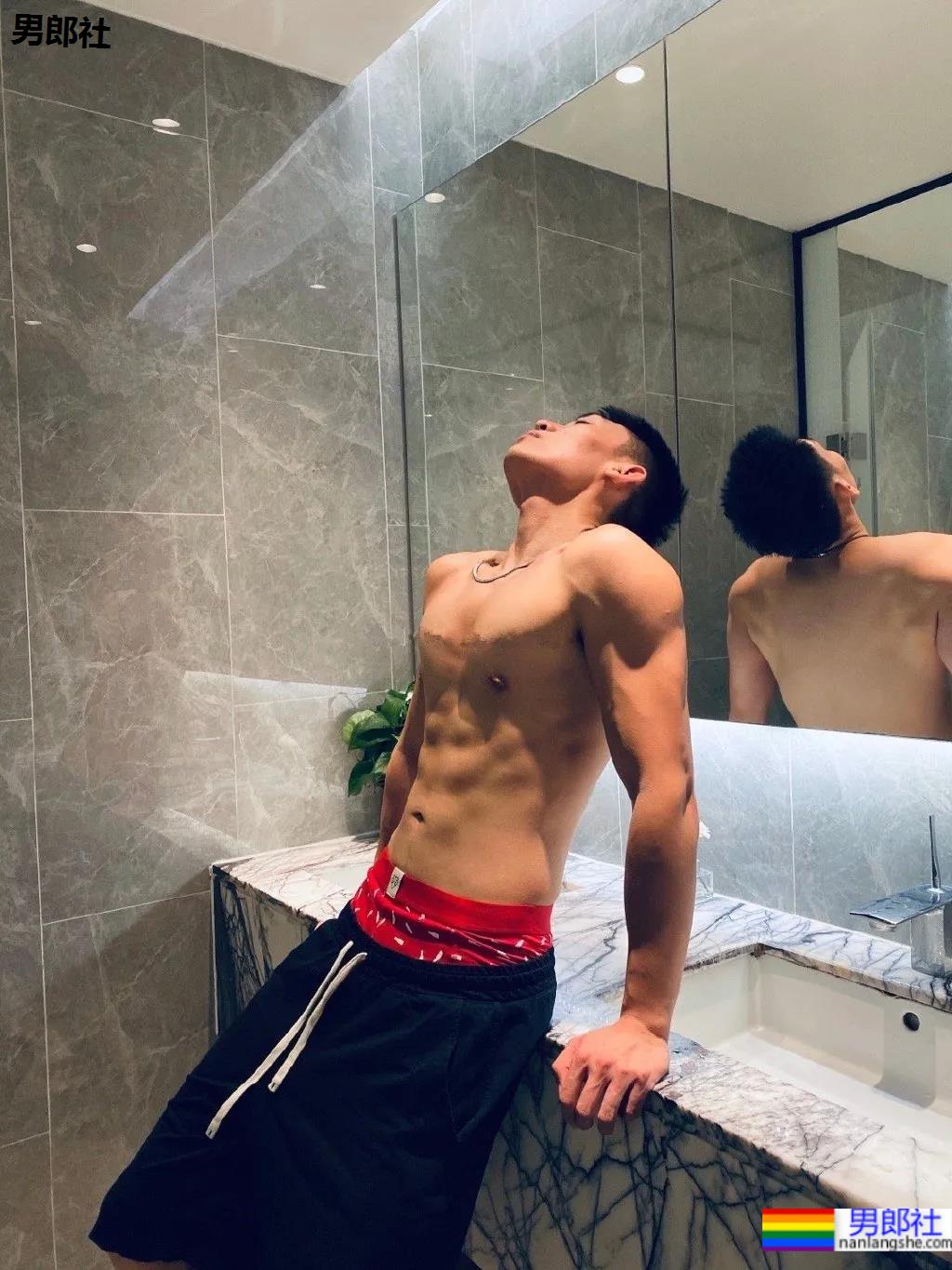 184寸头体育生穿球服自拍照火了,颜高条顺的肌肉空少,这谁抵得住? - 51虹马 184寸头体育生穿球服自拍照火了,颜高条顺的肌肉空少,这谁抵得住? - 51虹马