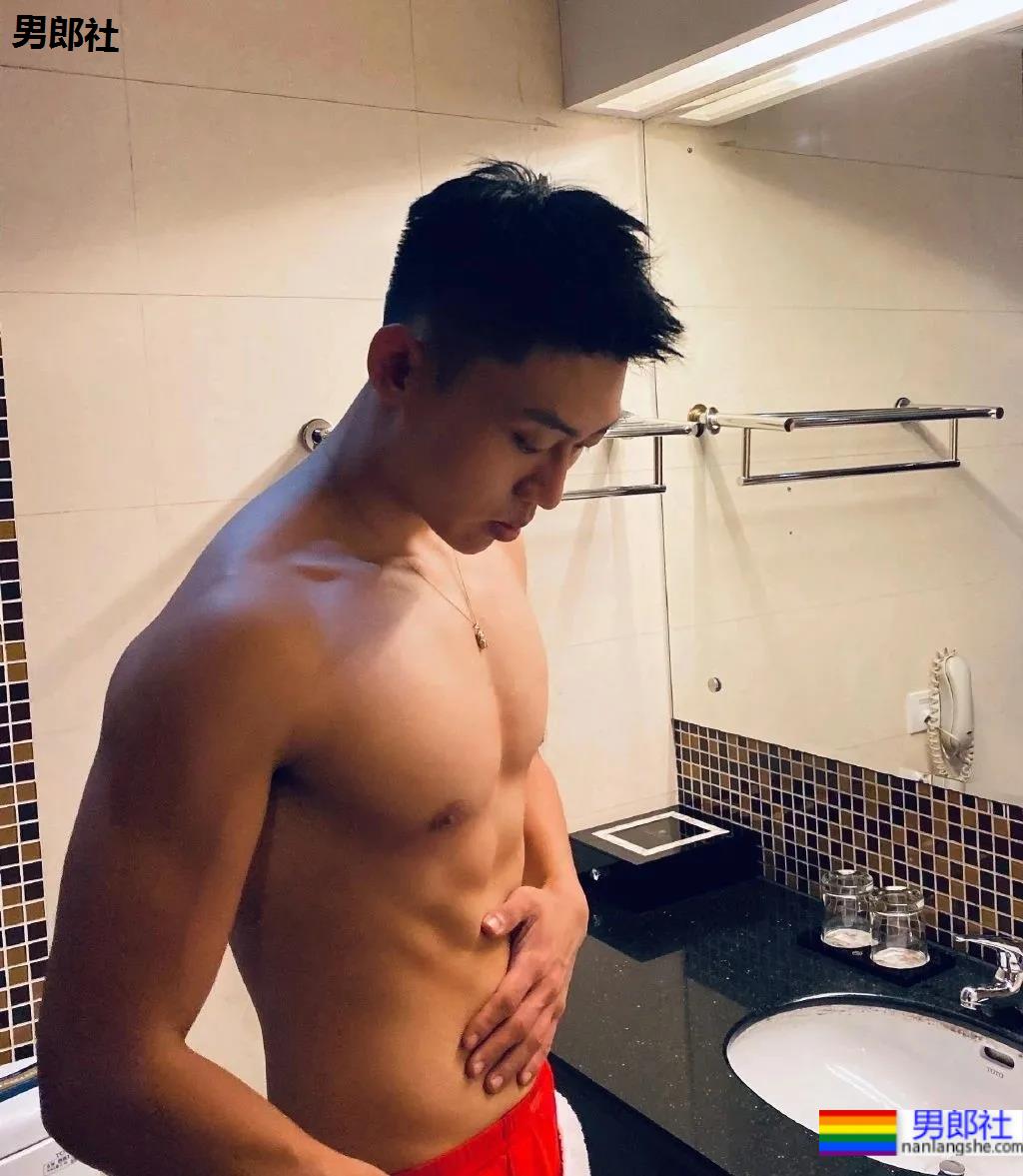 184寸头体育生穿球服自拍照火了,颜高条顺的肌肉空少,这谁抵得住? - 51虹马 184寸头体育生穿球服自拍照火了,颜高条顺的肌肉空少,这谁抵得住? - 51虹马