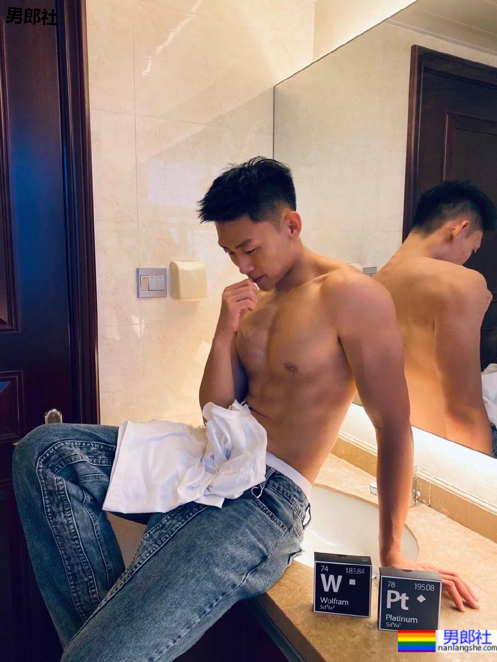 184寸头体育生穿球服自拍照火了,颜高条顺的肌肉空少,这谁抵得住? - 51虹马 184寸头体育生穿球服自拍照火了,颜高条顺的肌肉空少,这谁抵得住? - 51虹马