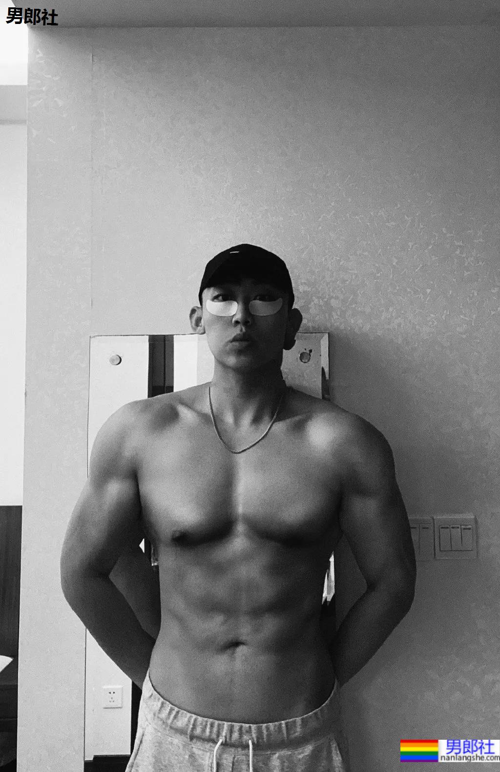 184寸头体育生穿球服自拍照火了,颜高条顺的肌肉空少,这谁抵得住? - 51虹马 184寸头体育生穿球服自拍照火了,颜高条顺的肌肉空少,这谁抵得住? - 51虹马