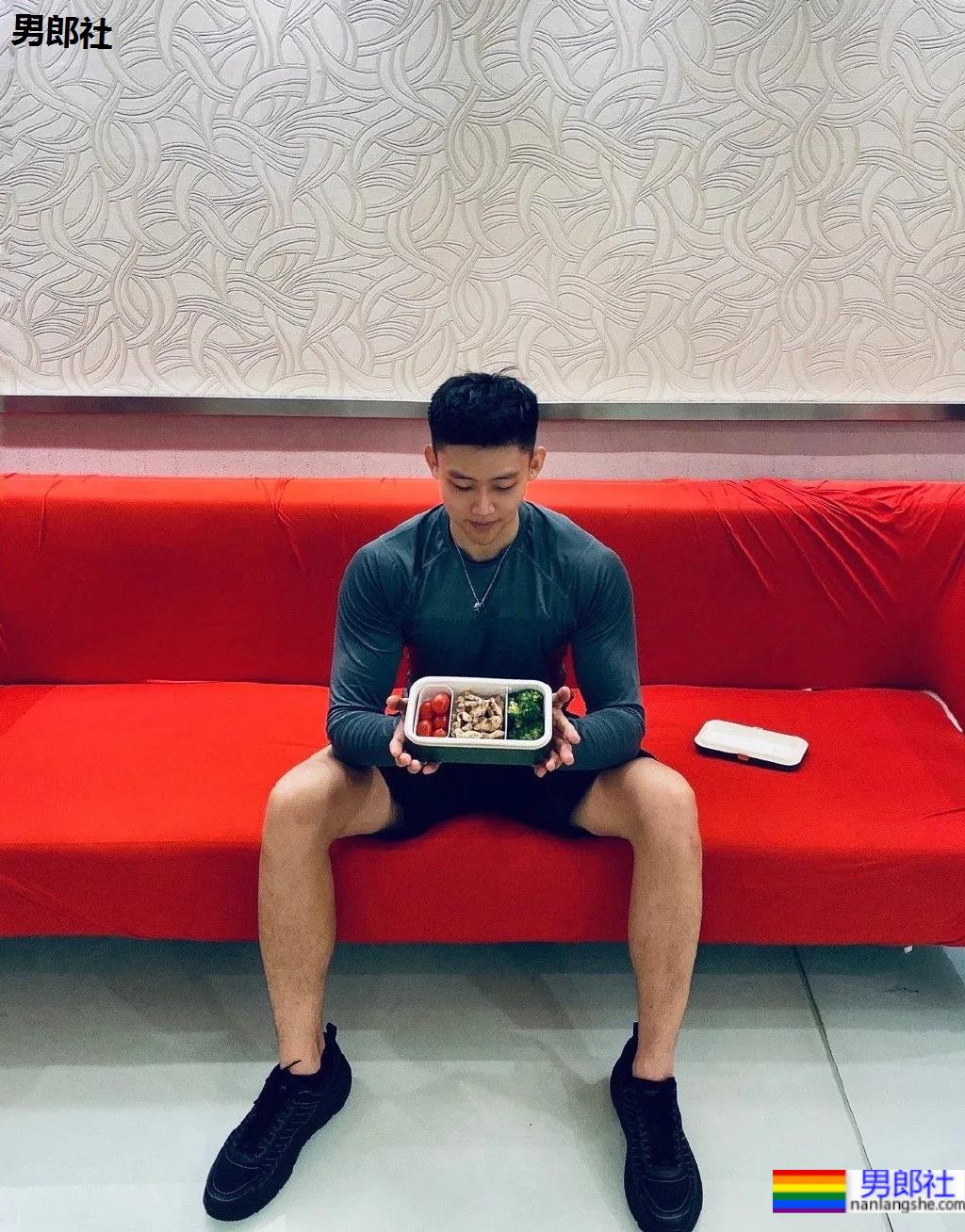 184寸头体育生穿球服自拍照火了,颜高条顺的肌肉空少,这谁抵得住? - 51虹马 184寸头体育生穿球服自拍照火了,颜高条顺的肌肉空少,这谁抵得住? - 51虹马