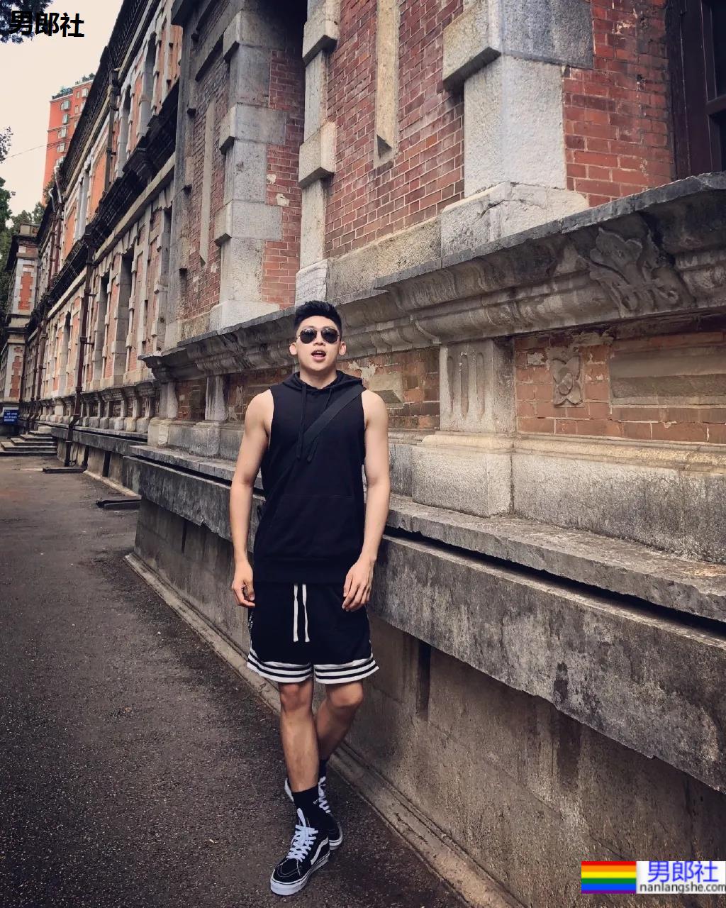 184寸头体育生穿球服自拍照火了,颜高条顺的肌肉空少,这谁抵得住? - 51虹马 184寸头体育生穿球服自拍照火了,颜高条顺的肌肉空少,这谁抵得住? - 51虹马