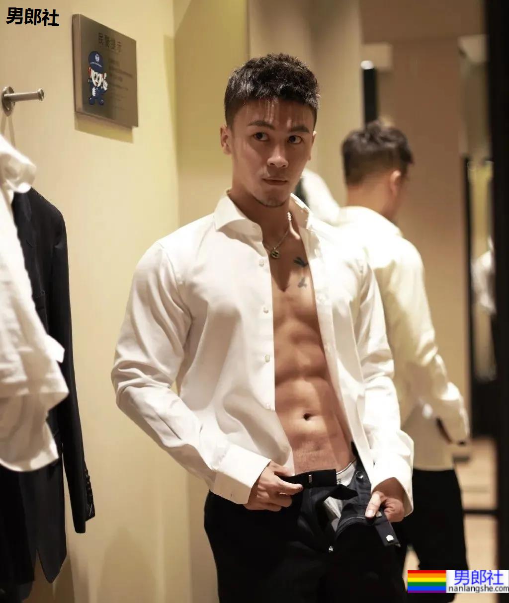 试衣间换衣服的正装帅哥原来是他！馋了这身材！ - 51虹马