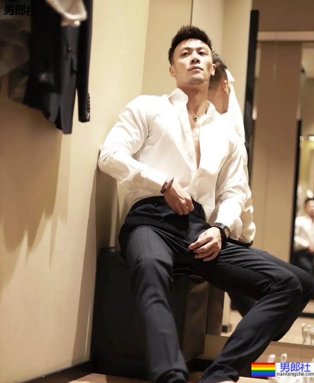 试衣间换衣服的正装帅哥原来是他！馋了这身材！ - 51虹马