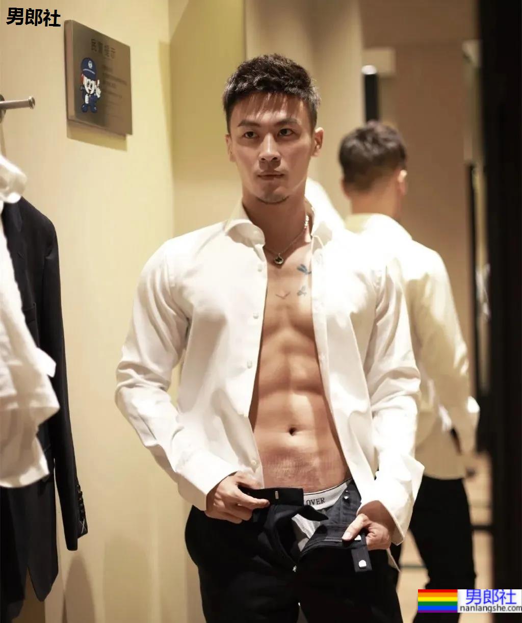 试衣间换衣服的正装帅哥原来是他！馋了这身材！ - 51虹马