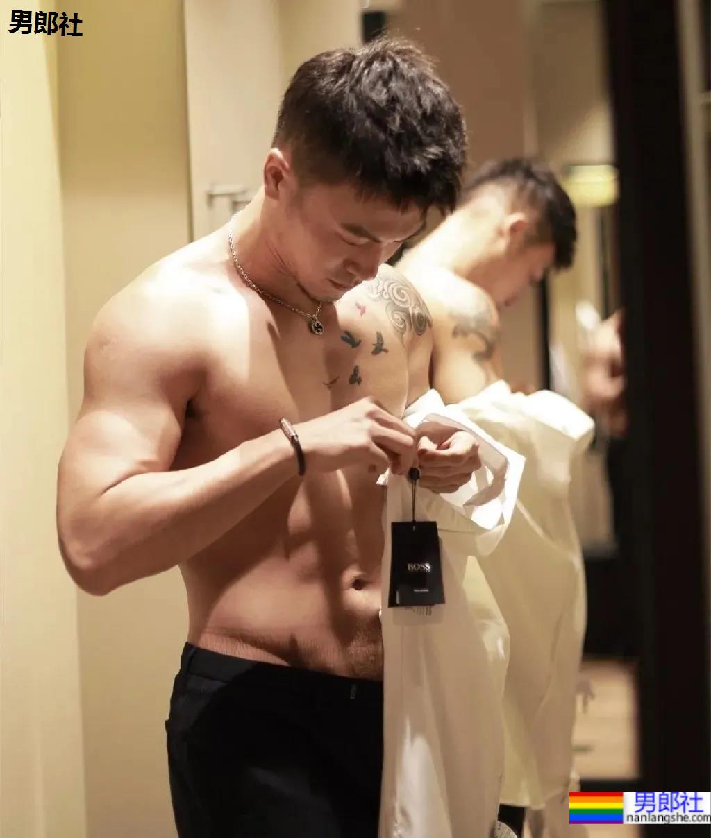 试衣间换衣服的正装帅哥原来是他！馋了这身材！ - 51虹马