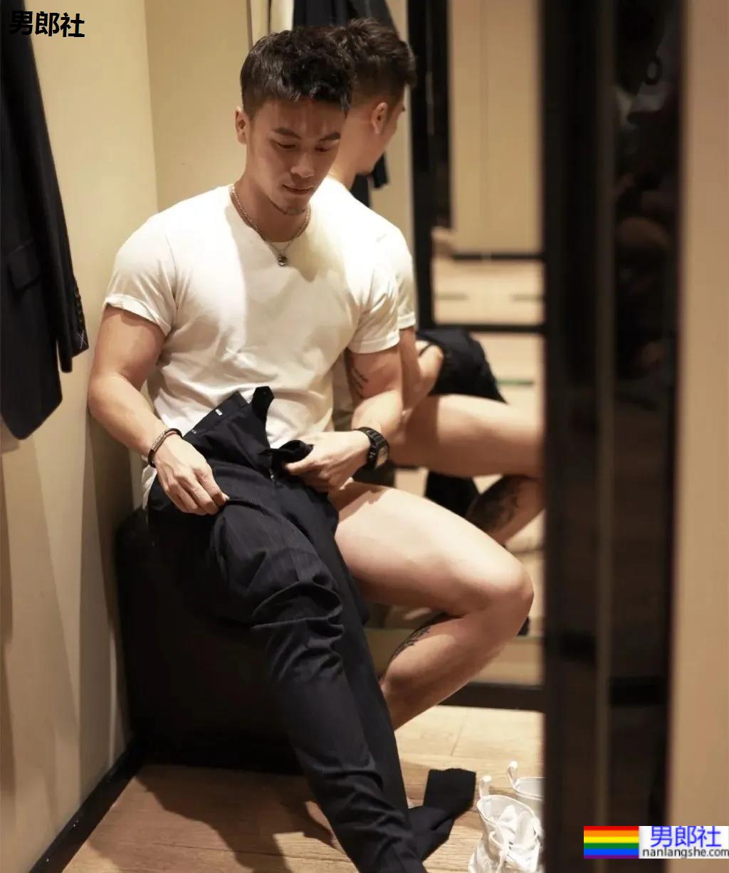 试衣间换衣服的正装帅哥原来是他！馋了这身材！ - 51虹马