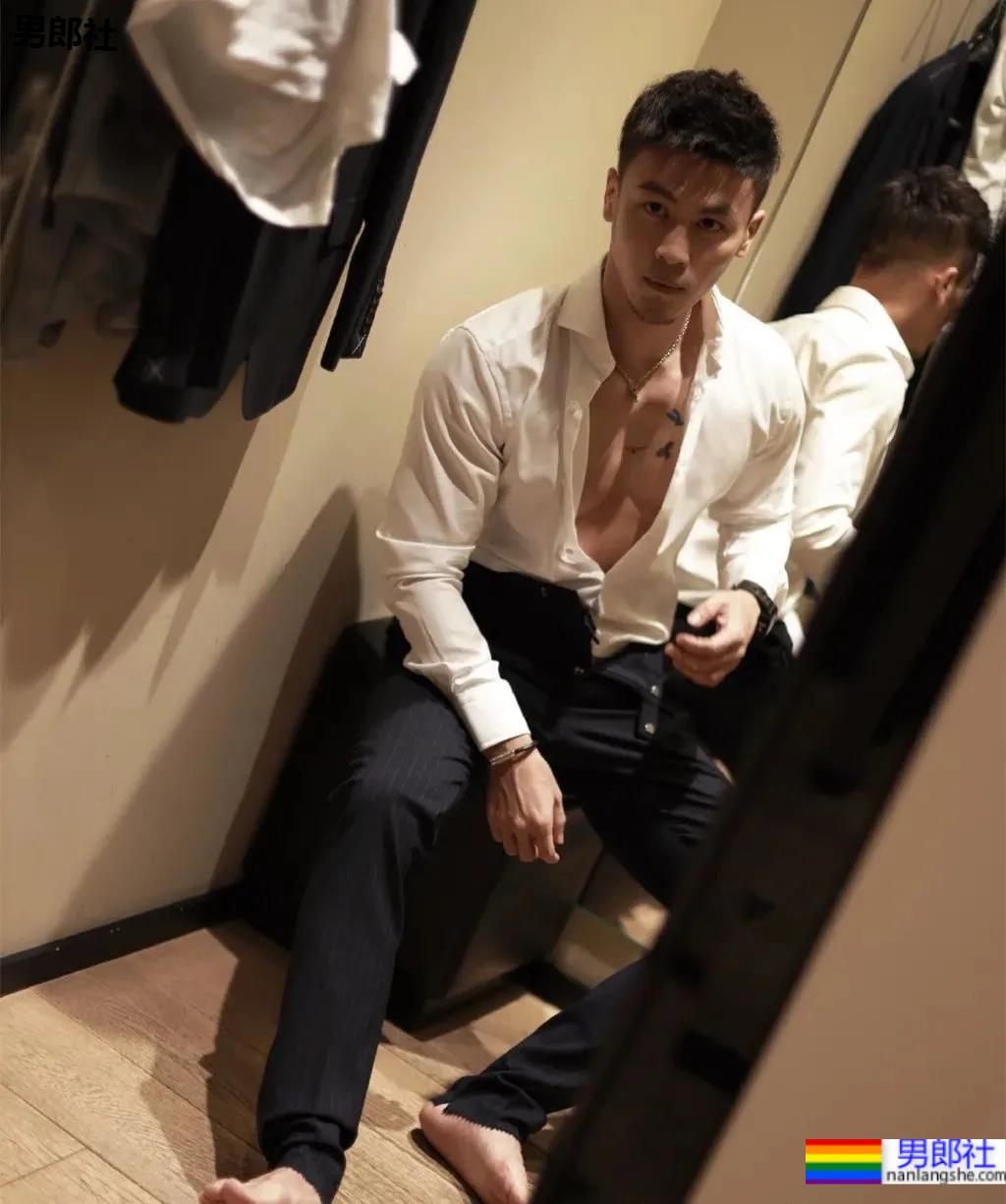 试衣间换衣服的正装帅哥原来是他！馋了这身材！ - 51虹马