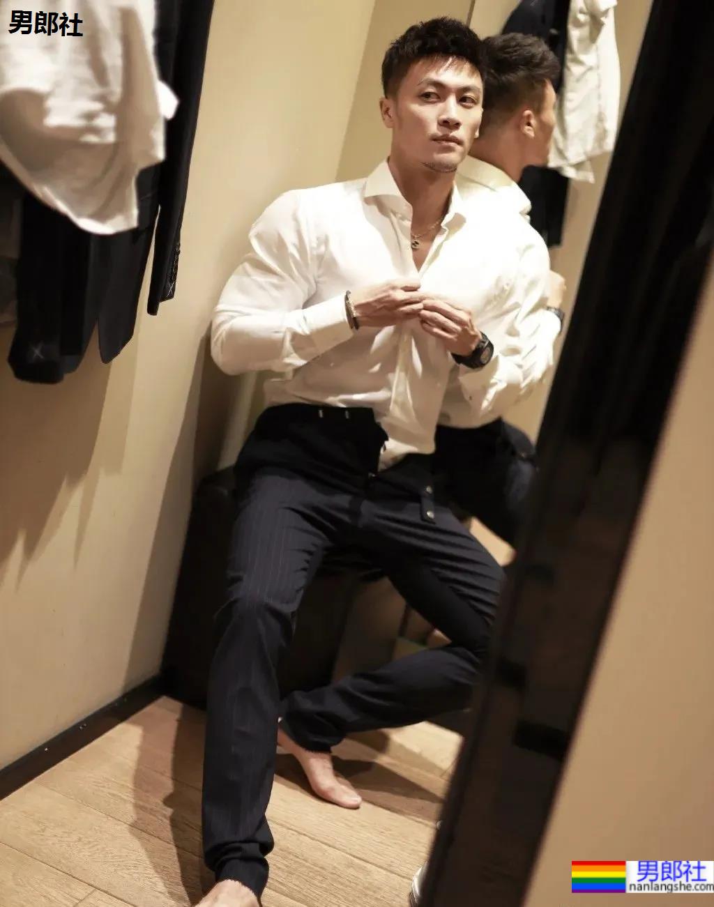 试衣间换衣服的正装帅哥原来是他！馋了这身材！ - 51虹马