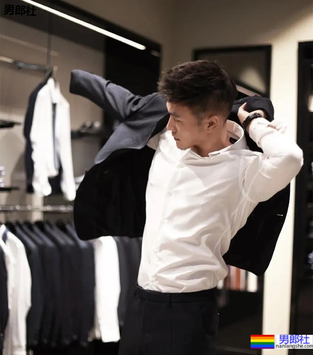 试衣间换衣服的正装帅哥原来是他！馋了这身材！ - 51虹马