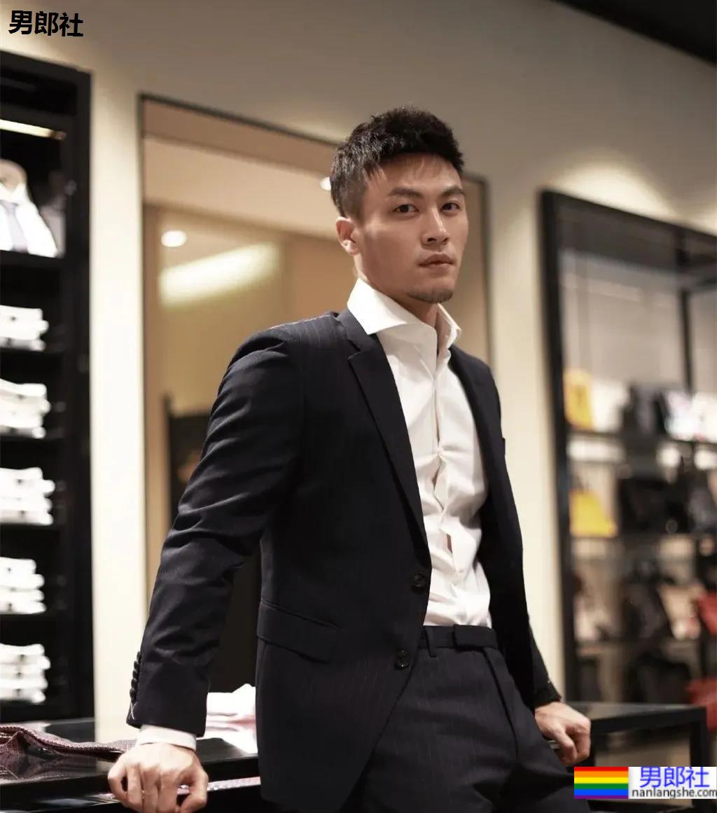 试衣间换衣服的正装帅哥原来是他！馋了这身材！ - 51虹马