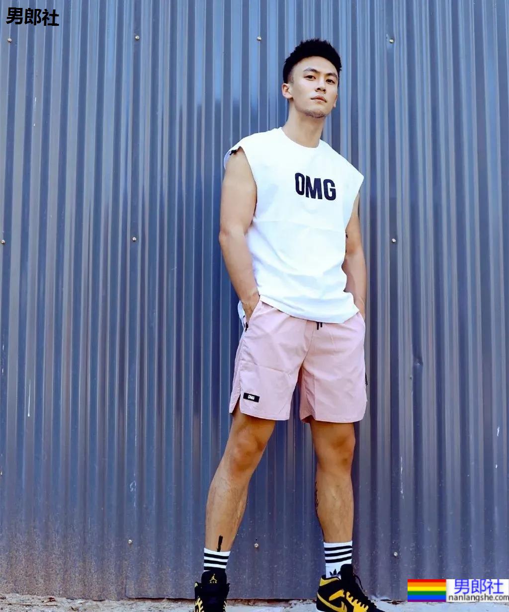 试衣间换衣服的正装帅哥原来是他！馋了这身材！ - 51虹马