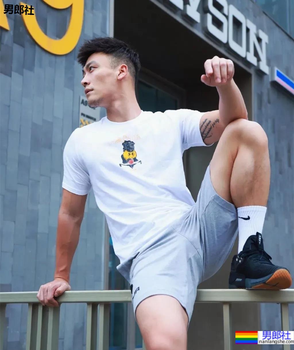 试衣间换衣服的正装帅哥原来是他！馋了这身材！ - 51虹马