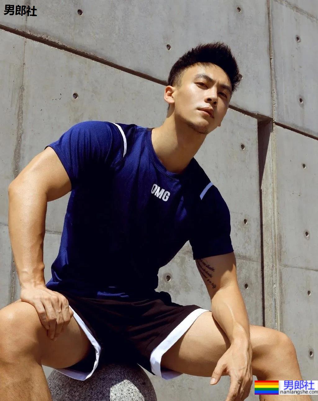 试衣间换衣服的正装帅哥原来是他！馋了这身材！ - 51虹马