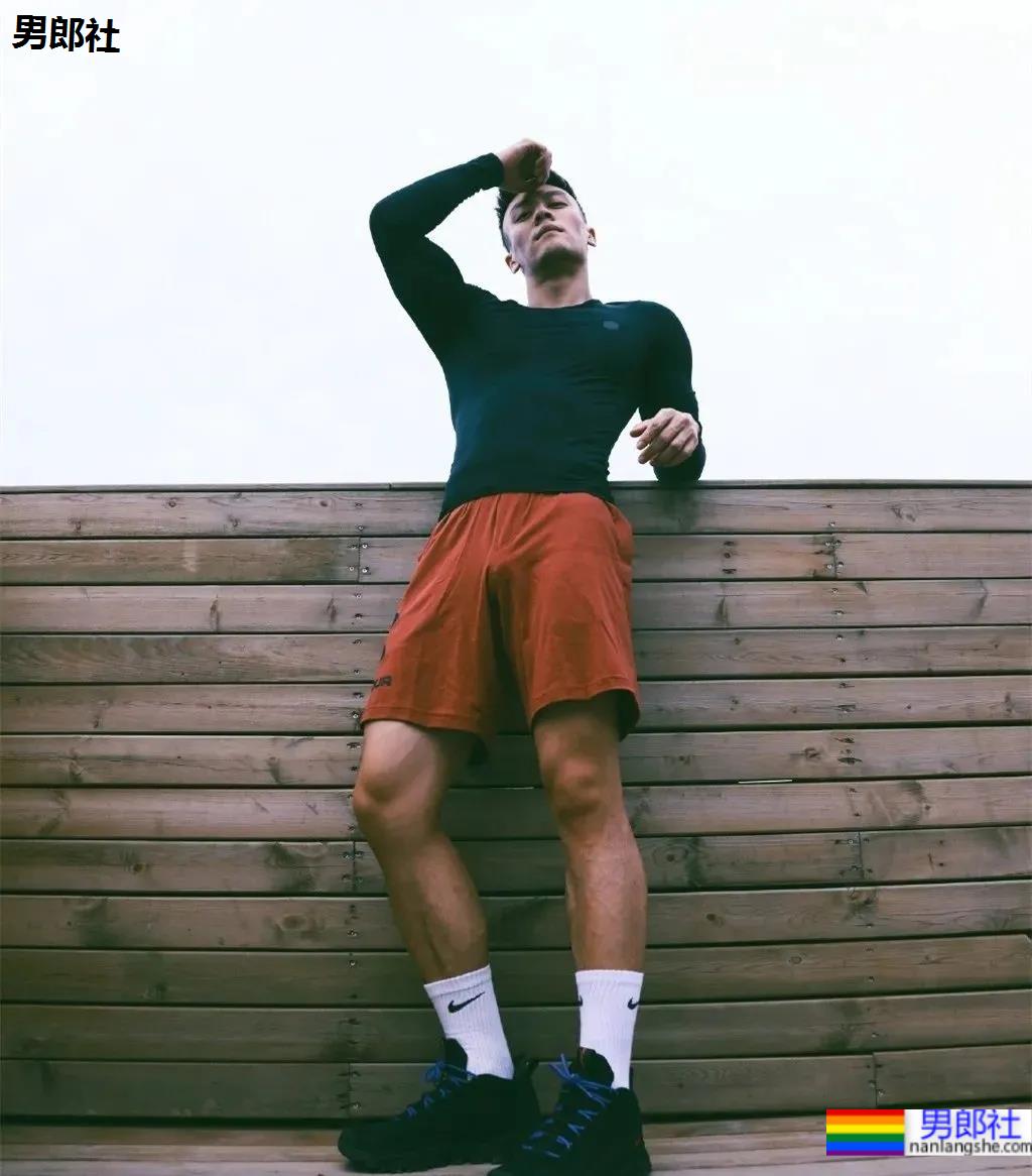 试衣间换衣服的正装帅哥原来是他！馋了这身材！ - 51虹马