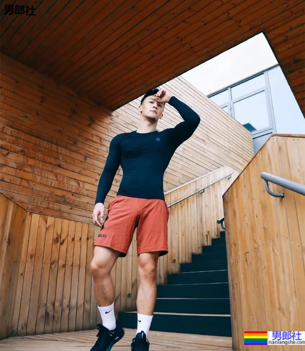 试衣间换衣服的正装帅哥原来是他！馋了这身材！ - 51虹马