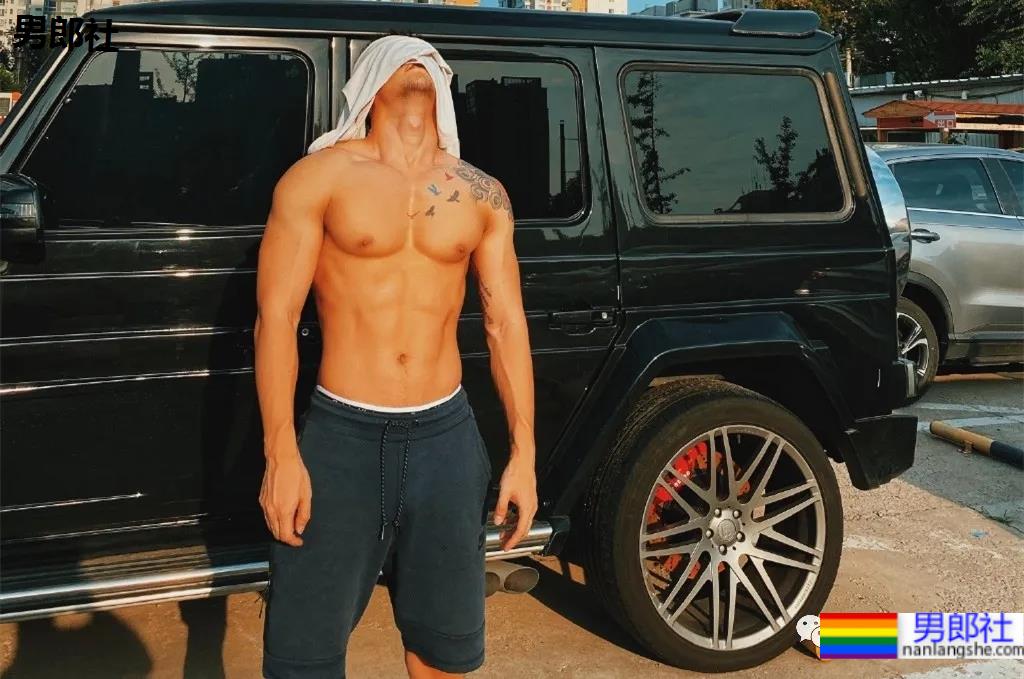 试衣间换衣服的正装帅哥原来是他！馋了这身材！ - 51虹马