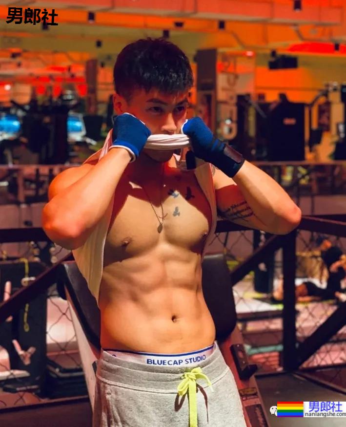 试衣间换衣服的正装帅哥原来是他！馋了这身材！ - 51虹马