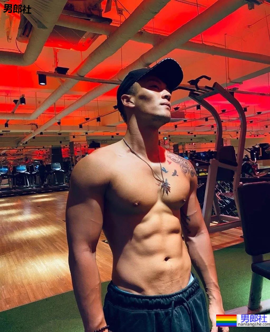 试衣间换衣服的正装帅哥原来是他！馋了这身材！ - 51虹马